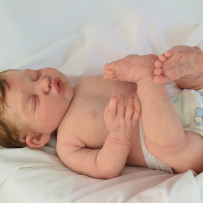 Bebes reborns de silicona Angel niña pelo castaño